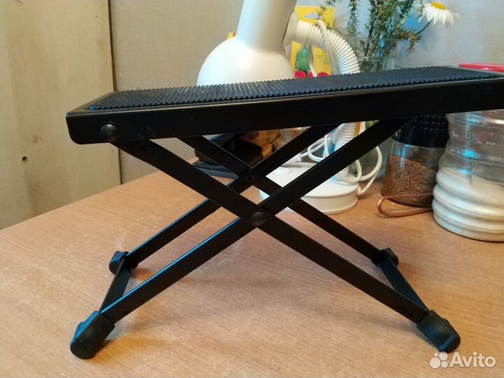 Подставка ножная для музыканта-гитариста и до