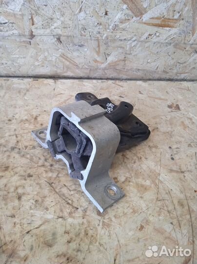 Опора двигателя правая Renault Logan