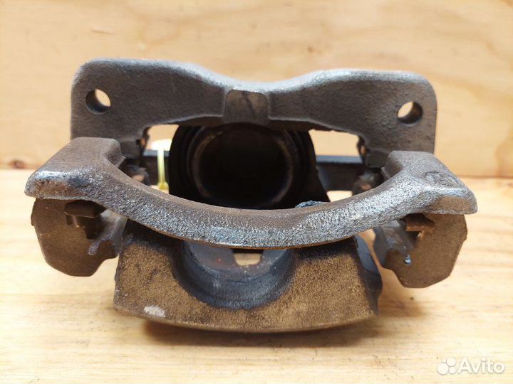 Суппорт передний правый Toyota Vitz KSP90 1krfe