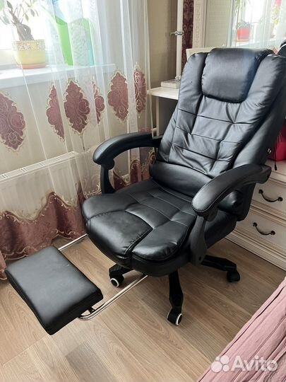 Офисное кожаное кресло