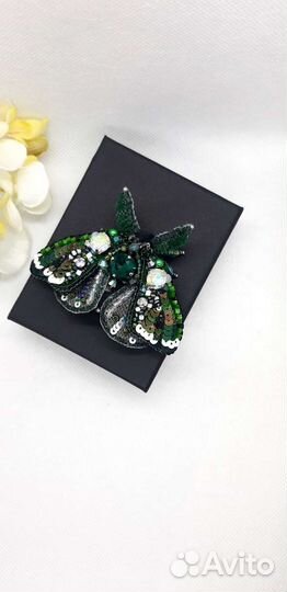 Брошь ручной работы из бисера