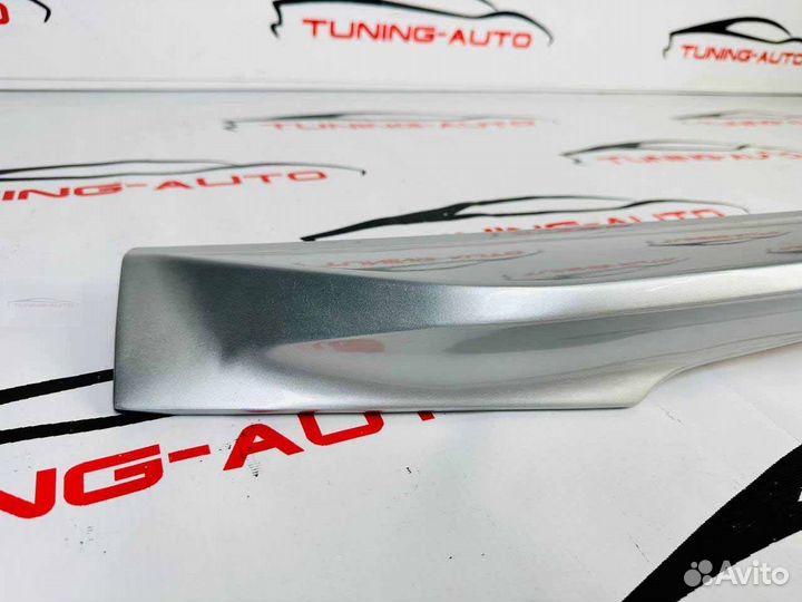 Спойлер под стекло Toyota Land Cruiser 200