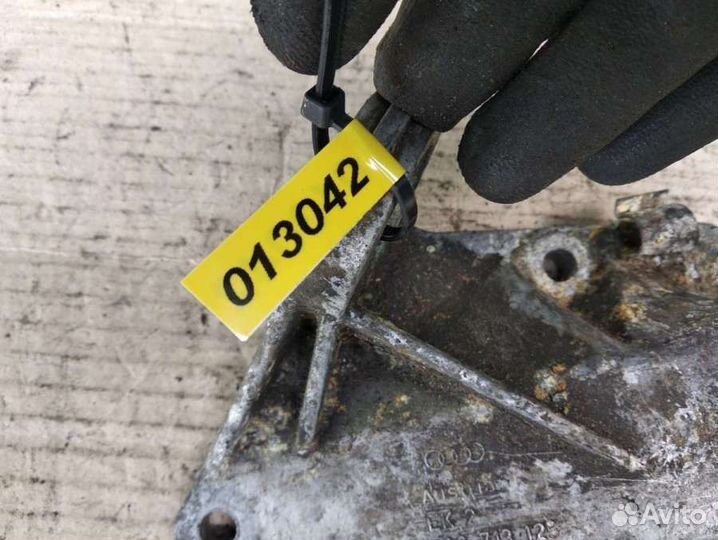 Кронштейн кпп Audi A6 C4 (S6,RS6) 4A0713125