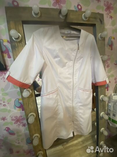 Белый медицинский халат