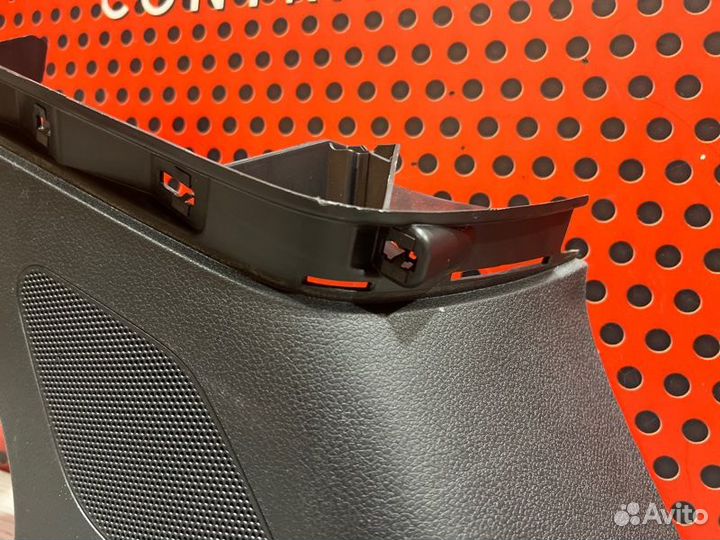 Обшивка стойки задней правой Porsche Macan 95B