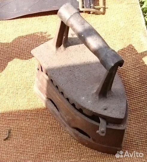 Старинный утюг на углях