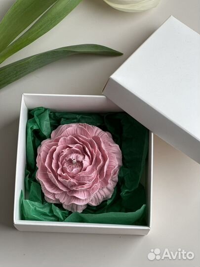 Свеча пион из пчелиного воска