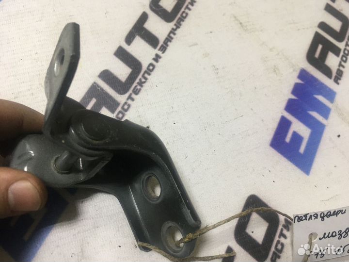 Петля двери передняя левая нижняя Мазда сх-7