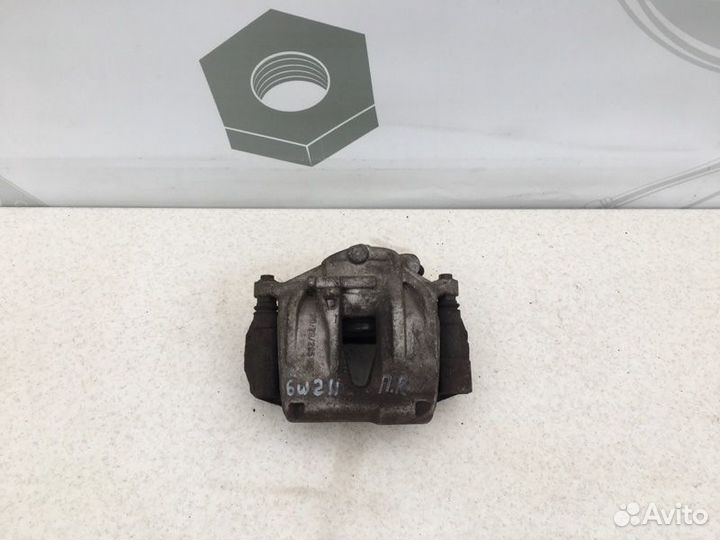 Тормозной суппорт передний правый Mercedes-Benz E