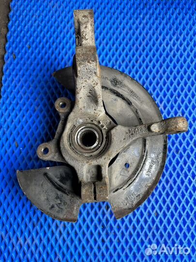 Поворотный кулак передний правый Renault Sandero