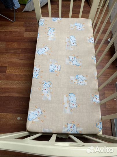 Детская кроватка с маятником и ящиком