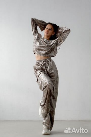 Уютный и стильный: велюровый спортивный костюм