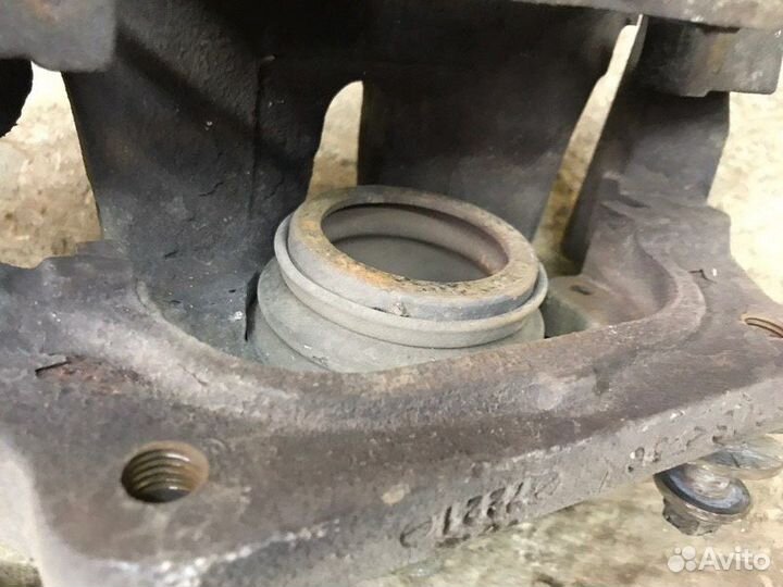 Суппорт тормозной передний Bmw X5 E70 универсал