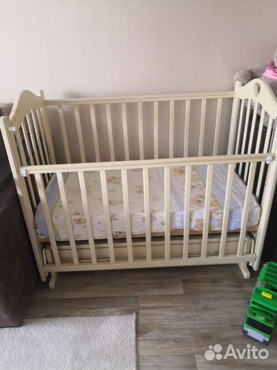 Детская кроватка с маятником и ящиком