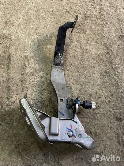 Педаль тормоза Mitsubishi Pajero Sport 2010г