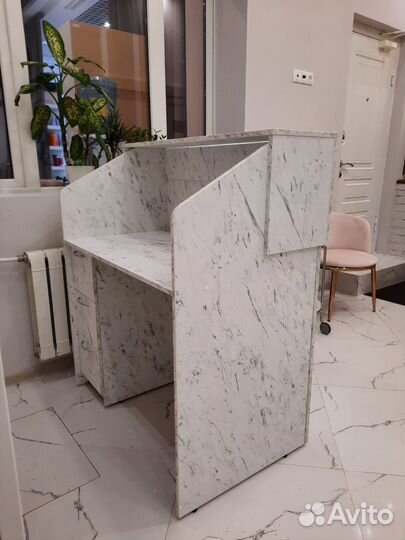 Стойка ресепшн