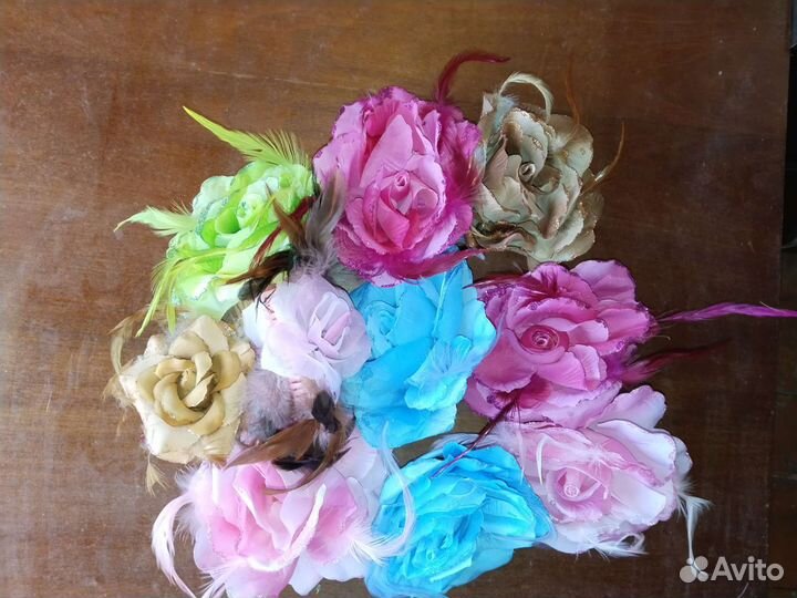 Искусственные цветы на булавке