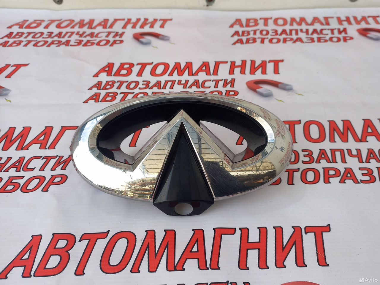 Эмблема решётки радиатора Инфинити QX80 Z62