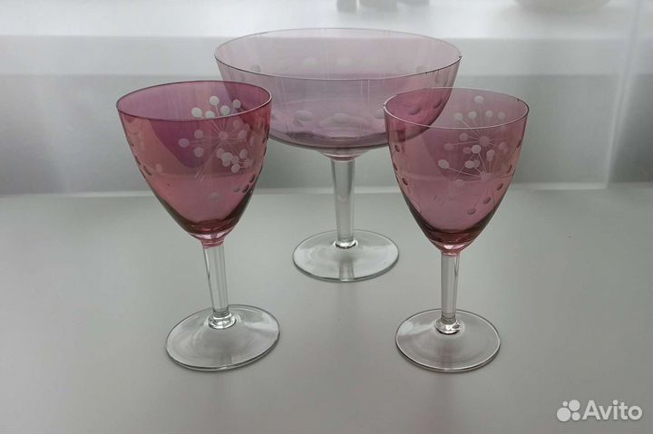 Бокалы и ваза розовое стекло