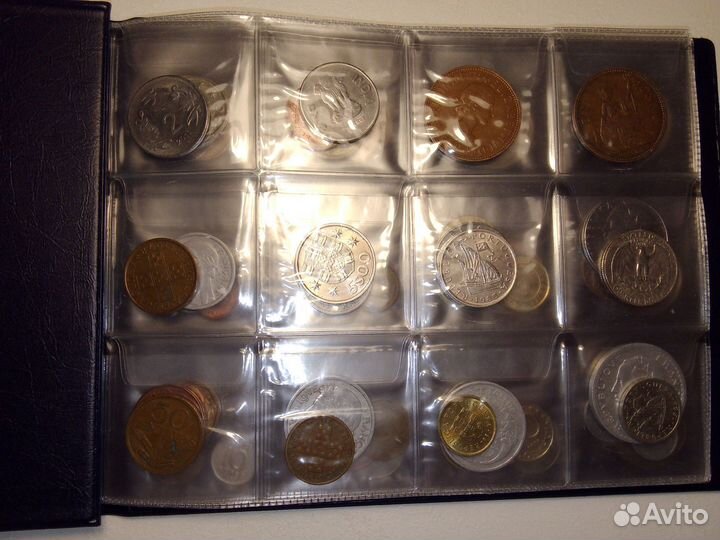Альбом с различными монетами