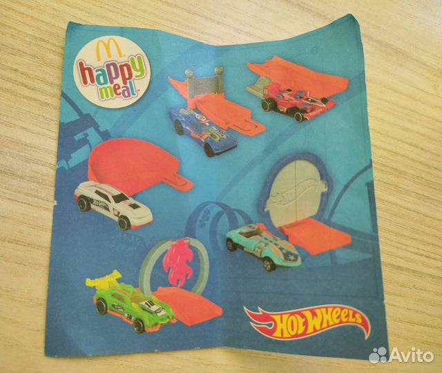 Набор машинок Hot Wheels и Happy Meal