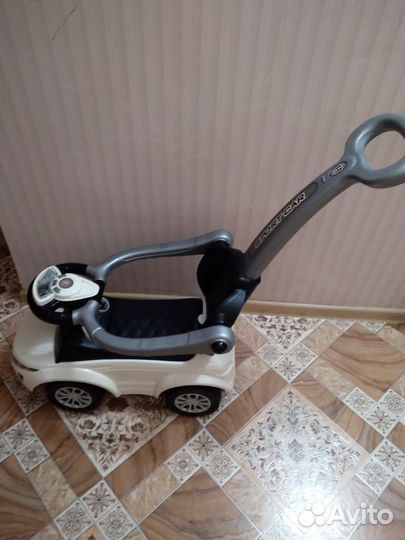 Машина каталка с ручкой