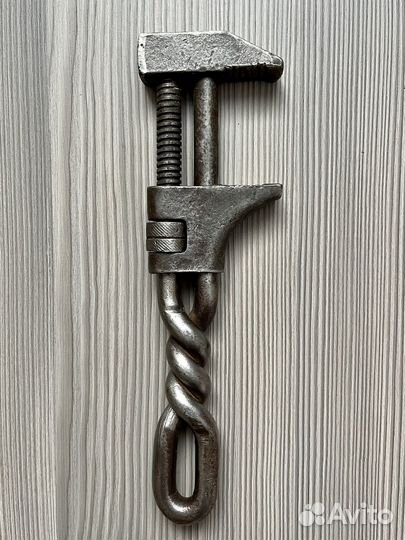 Разводной ключ старинный