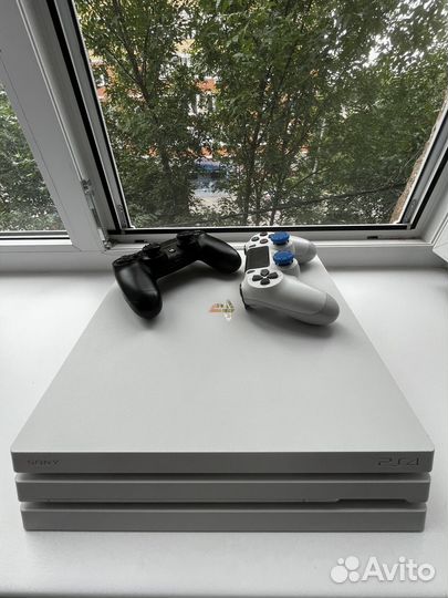 PlayStation 4 Pro 1tb, белая + два геймпада