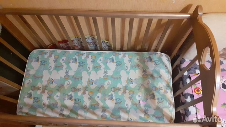 Детская кроватка с маятником