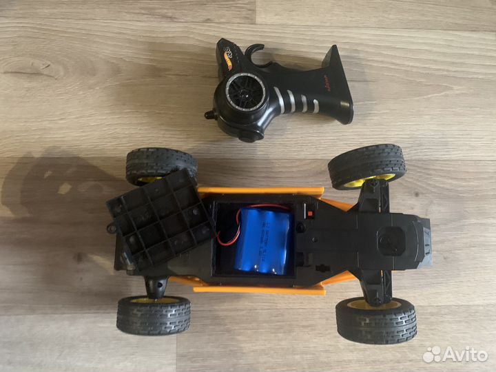 Машинка 1:16 на управлении 17099 Hot wheels