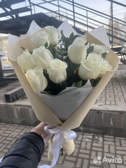 Белые розы с эвкалиптом.доставка роз,цветов