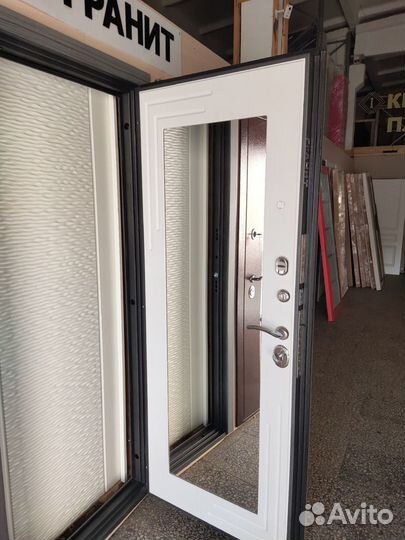 Дверь входная металлическая с зеркалом