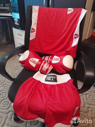 Боксерские перчатки и костюм