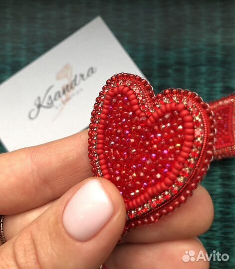 Брошь ручной работы из бисера