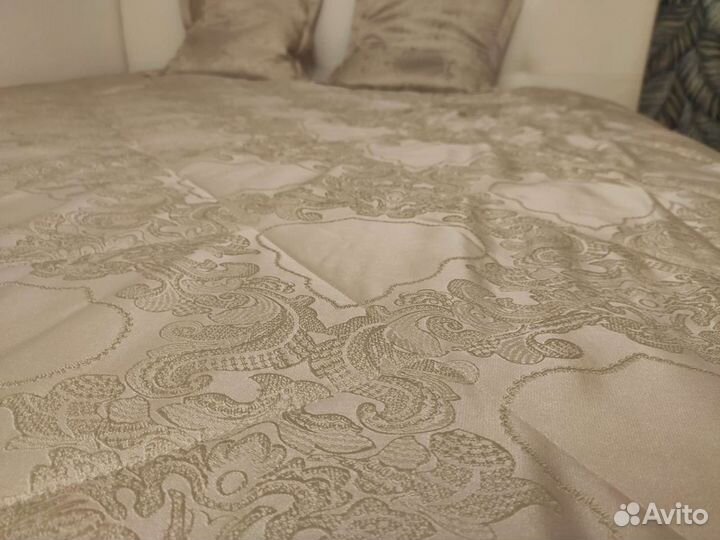 Покрывало и две наволочки для кровати