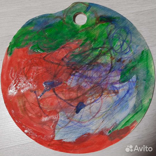 Картина ребенка акриловыми красками на дереве