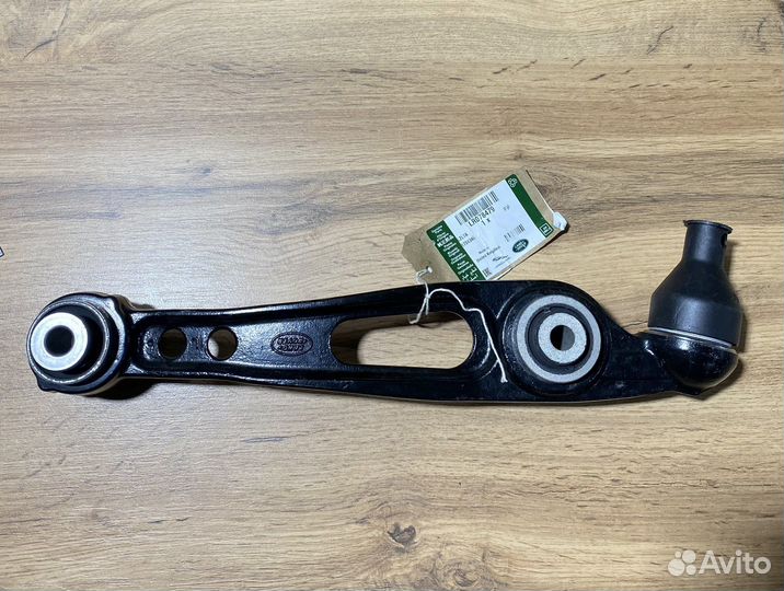 Рычаг передней нижней подвески левый LR034218