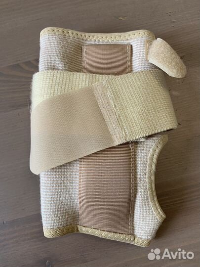 Бандаж на лучезапястный сустав левый