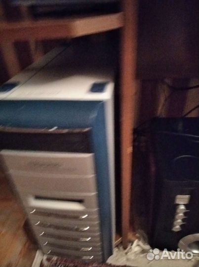 Компьютер и компьютерный стол