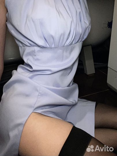 Платье с разрезом на ноге