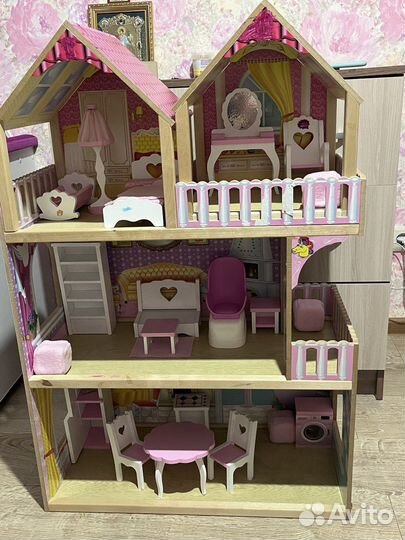 Большой кукольный домик с мебелью