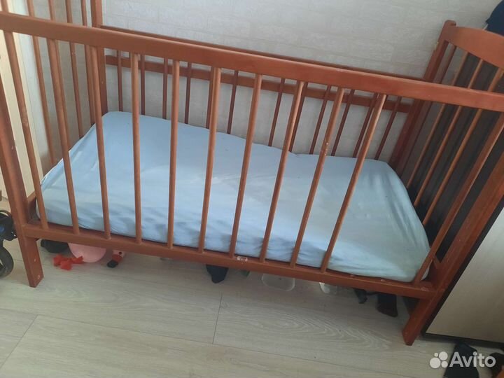 Детская кроватка с маятником