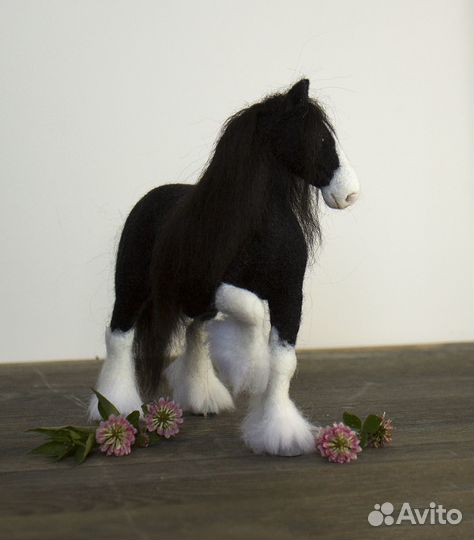 Валяная игрушка Лошадь породы Шайр