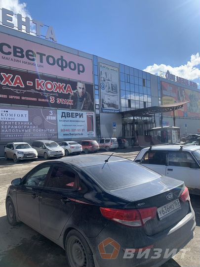 Торговая площадь на высоком автомобильном трафике