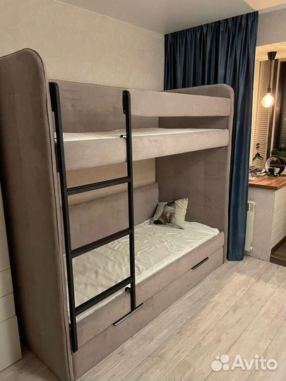 Мягкая двухъярусная кровать Бондо