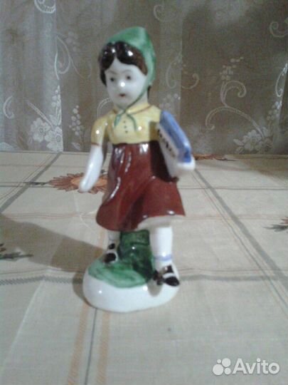 Фарфоровая статуэтка