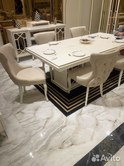 Стол и стулья