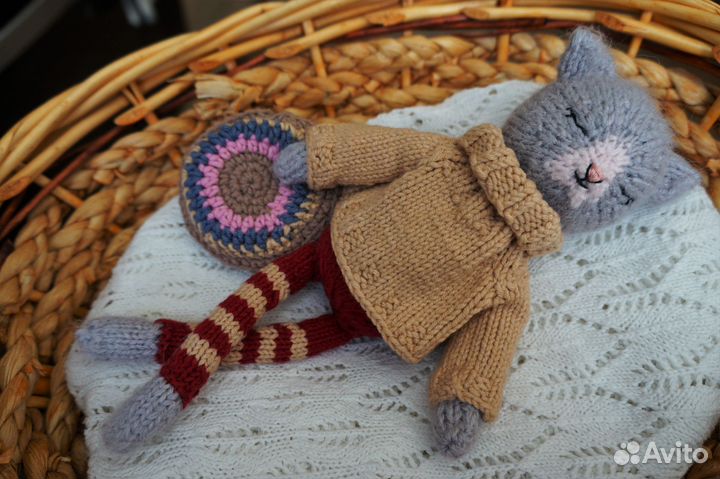 Кошечка Мия вязаная спицами, мягкая игрушка