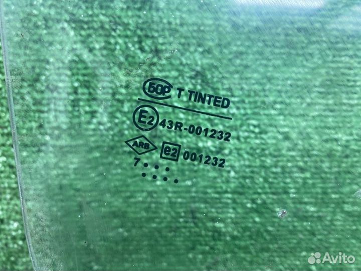 Стекло двери переднее правое Renault Logan