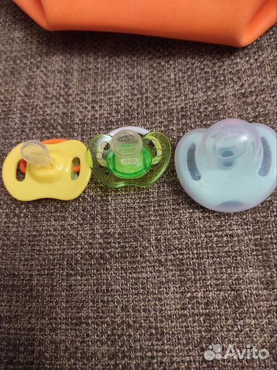 Детский слюнявчик, соски пустышки, ложка, вилка